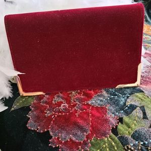 sabyaensacarhi velvet clutch